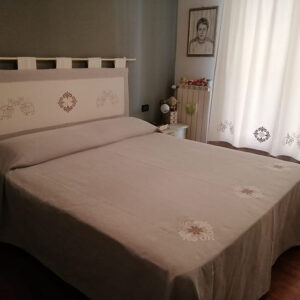 Copriletto con disegno "Ricami"