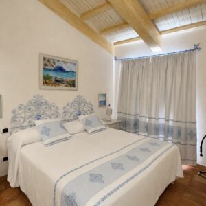 Arredamento camera da letto “copriletto e tende”